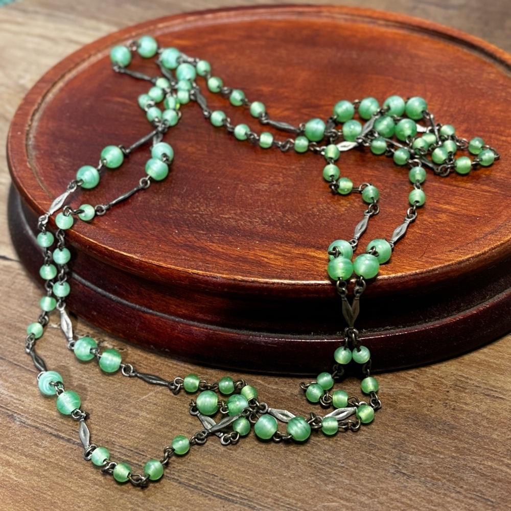 Lovely vintage necklace with tiny green swirl lucite wire linked beads, long